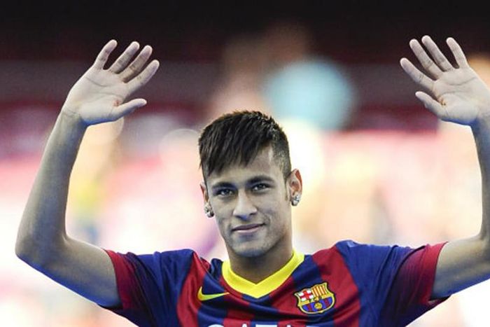 BARCELONA, SPAIN - JUNE 03: Neymar waves to the crowd during the official presentation as a new player of the FC Barcelona at Camp Nou Stadium on June 3, 2013 in Barcelona, Spain. (Photo by David Ramos/Getty Images)