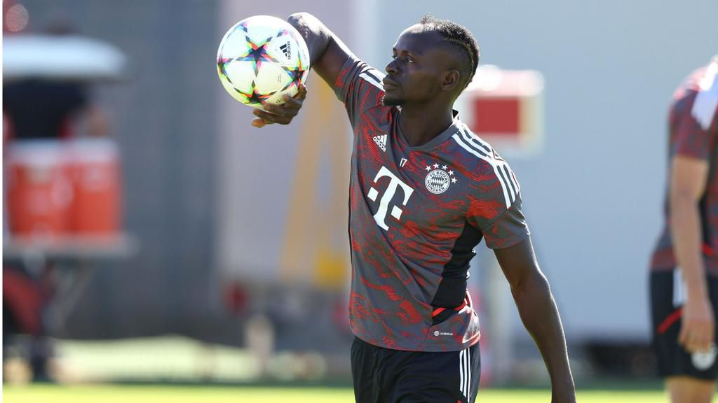 Sadio Mane warns Muller not to pass to Lewandowski