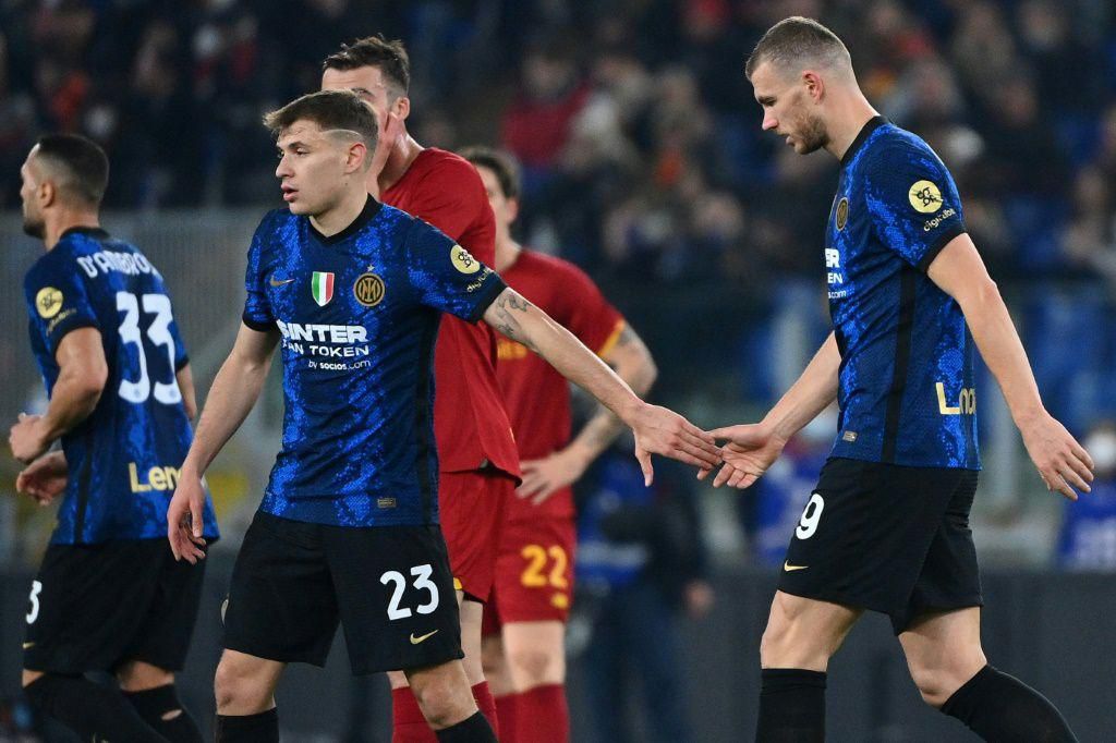 Inter Milan striker Edin Dzeko (R) refused to celebrate after scoring against his former side Roma