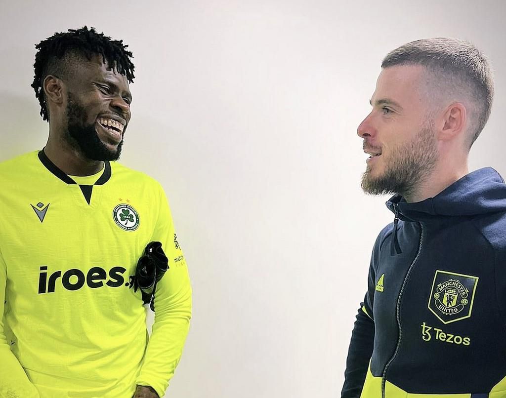 Francis Uzoho (L) share a moment with Manchester United goalkeeper David de Gea (R)