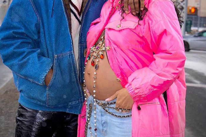 Rihanna & boyfriend A$AP Rocky expecting their 1st child together [Photos]