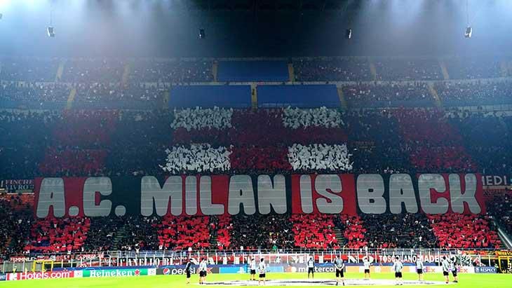 Des tifosis dans une tribune de San Siro