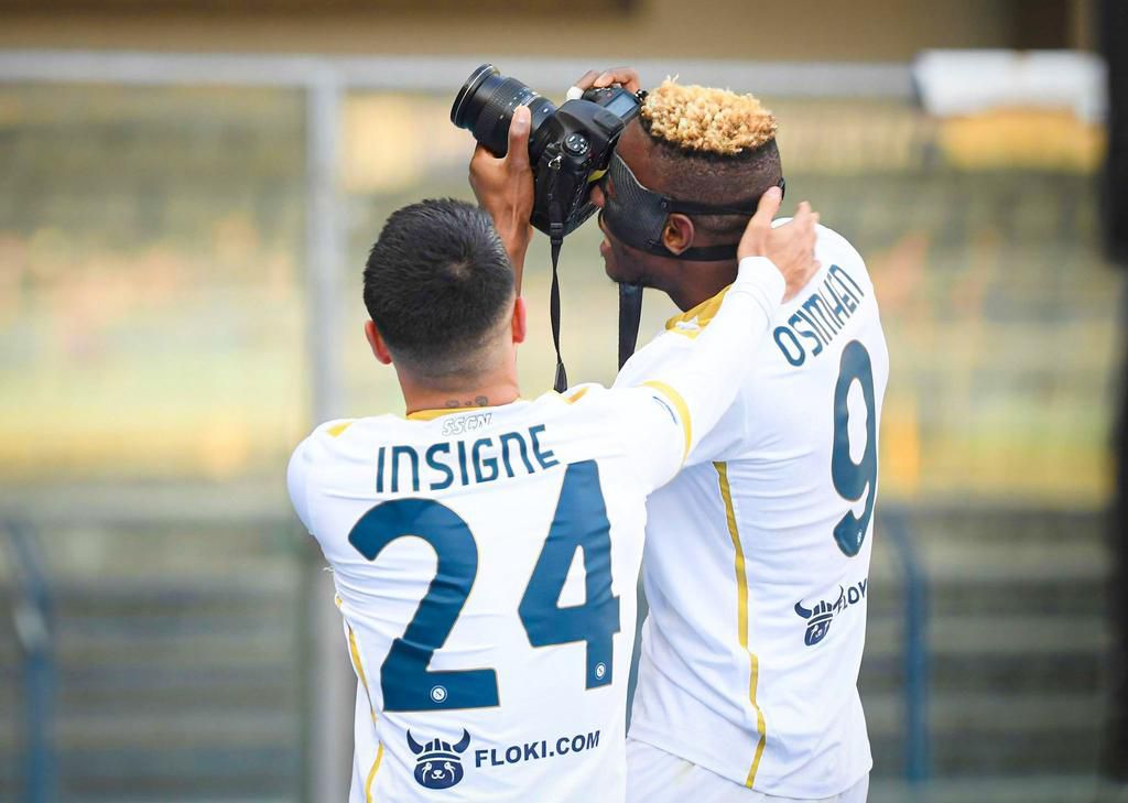 Victor Osimhen turned into a photographer in the game between Napoli and Verona