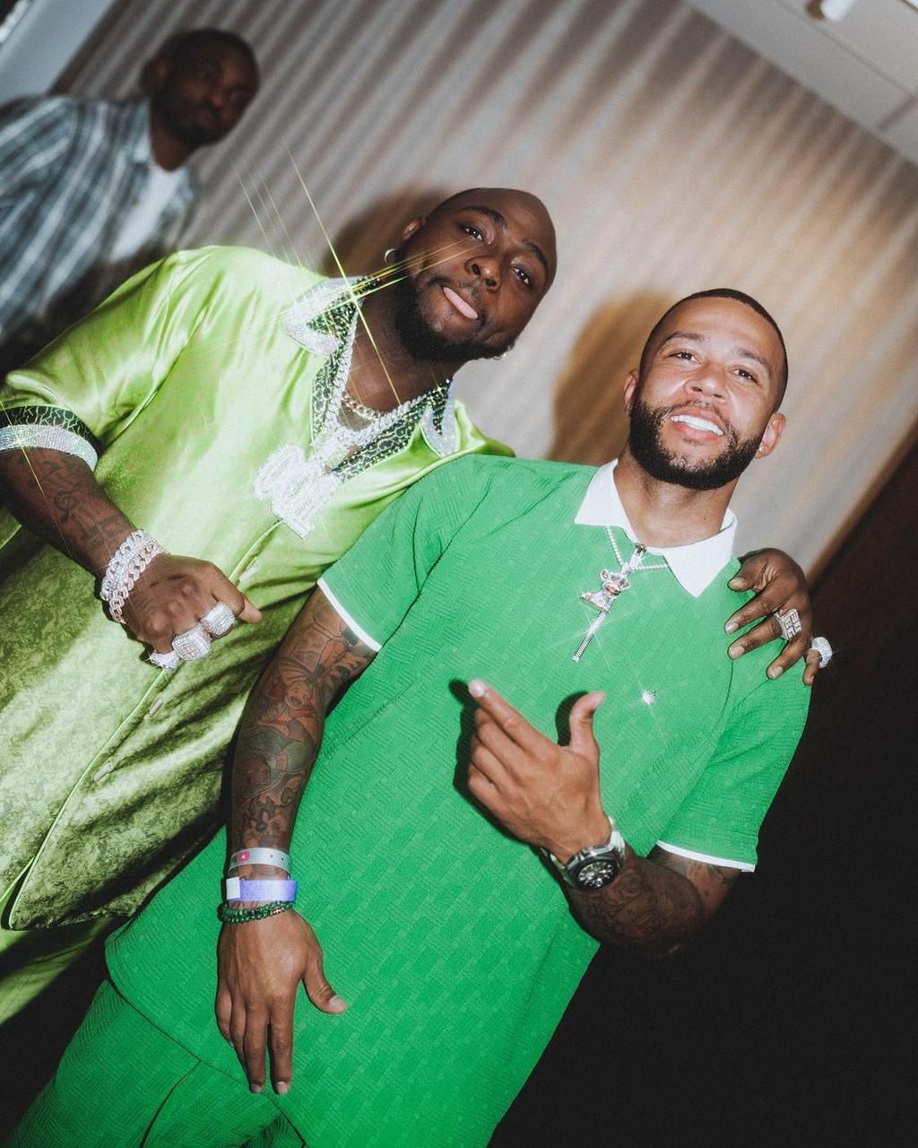 Memphis Depay gifts Davido Barcelona jersey