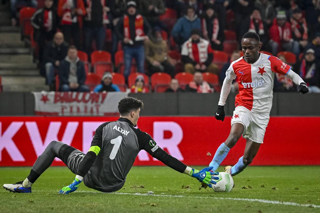 Sor was a real handful for the Fenerbahce defenders