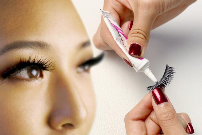 Applying false eyelashes require expertise