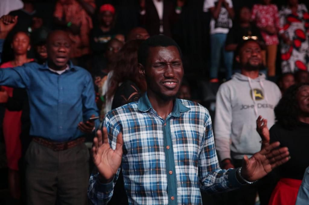 Grand finale: Pastor Chris prays for families on #HealingStreamLive Healing Services