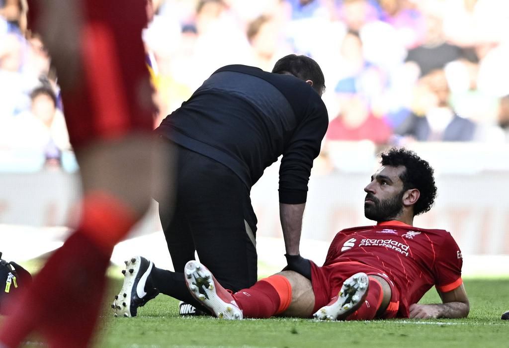 Liverpool's Mo Salah came off due to an injry scare in the first-half against Chelsea