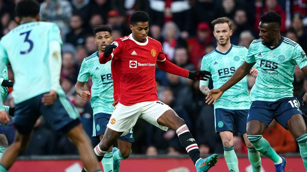 Marcus Rashford takes on a swarm of Leicester players