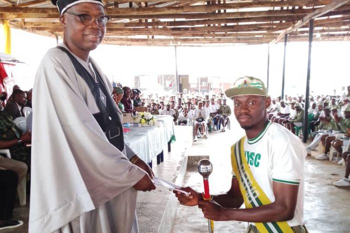 The Zonal Director presenting a cash gift to a corps member. [NAN]