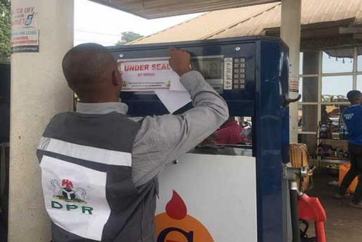 An official of the Department of Petroleum Resources (DPR) sealing off a filling station for violation of due process. [concisenews]