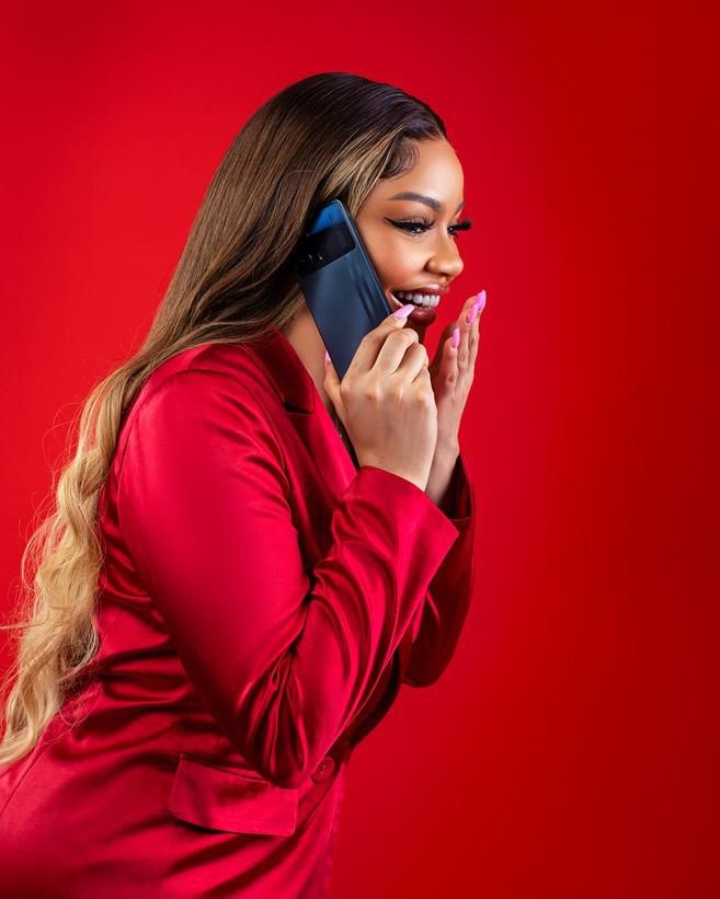 Nengi Hampson with the itel P40 smartphone.