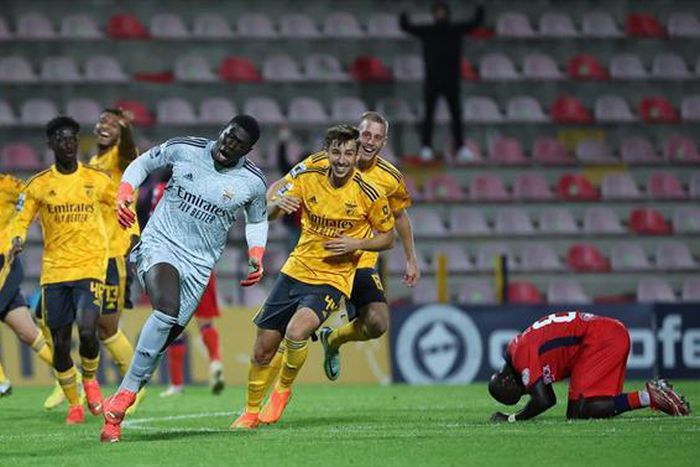 Samuel Saores celebrates with Benfica B teammates