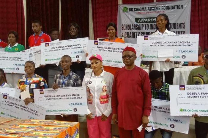 Group photograph with beneficiaries of the scholarship scheme of Dr Chioma Awuzie Foundation (DCAF) in Anambra. [NAN]