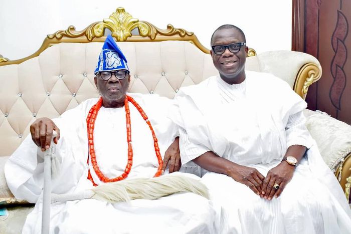 Oba Rilwan Akiolu of Lagos (left) with Chairman, Isale Eko Descendants Union (IDU) and former Attorney General of Lagos State, Mr Adeniji Kazeem, during a courtesy visit by IDU’s new executives to Akiolu’s palace. [NAN]