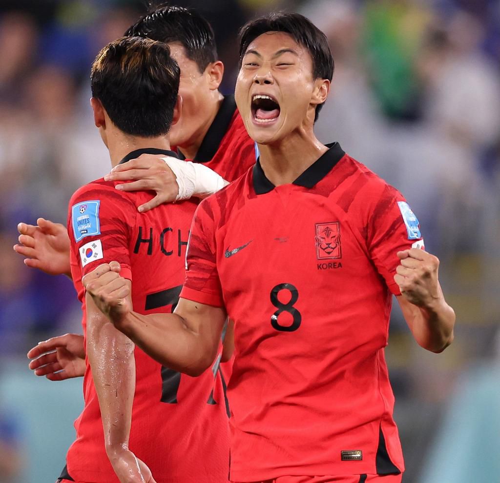 Seung-Ho Paik celebrates his goal.