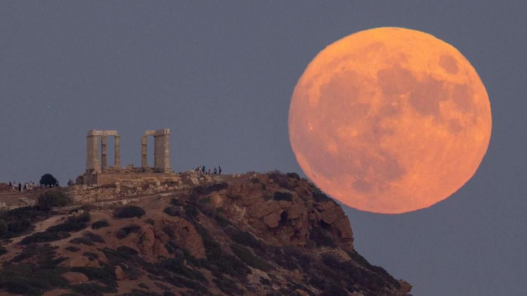 A super blue moon at the temple of Poseidon, Greece [skynews]