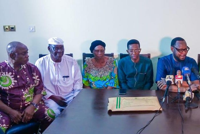 Former Kogi Dep. Gov. and PDP Aspirant, Yomi Awoniyi (2nd Right); Bolufemi Rotimi (3rd Right); and other PDP Leaders in Kogi, during a press conference on Saturday in Lokoja