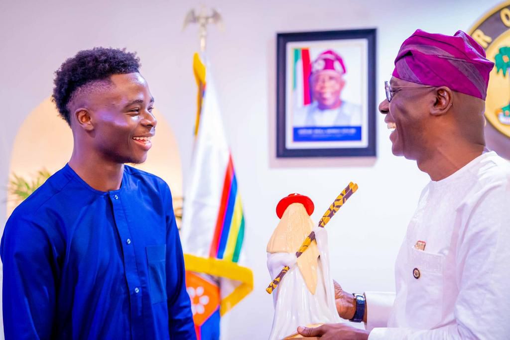 Bukayo Saka visits Governor Sanwo-Olu. [Facebook:Sanwo-Olu]