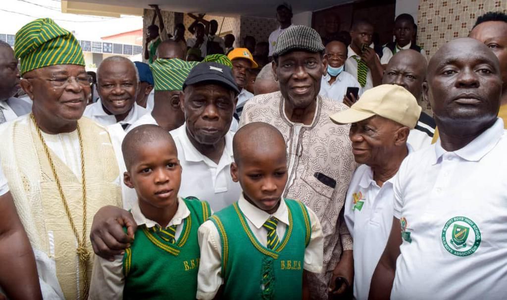 Obasanjo with some of the Students of Baptist high school, Abeokuta