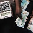 A trader changes dollars for naira at a currency exchange store in Lagos, Nigeria, February 12, 2015.   REUTERS/Joe Penney/File Photo