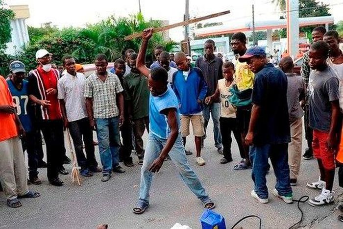 Angry mob burn robbery suspect to death in Lagos