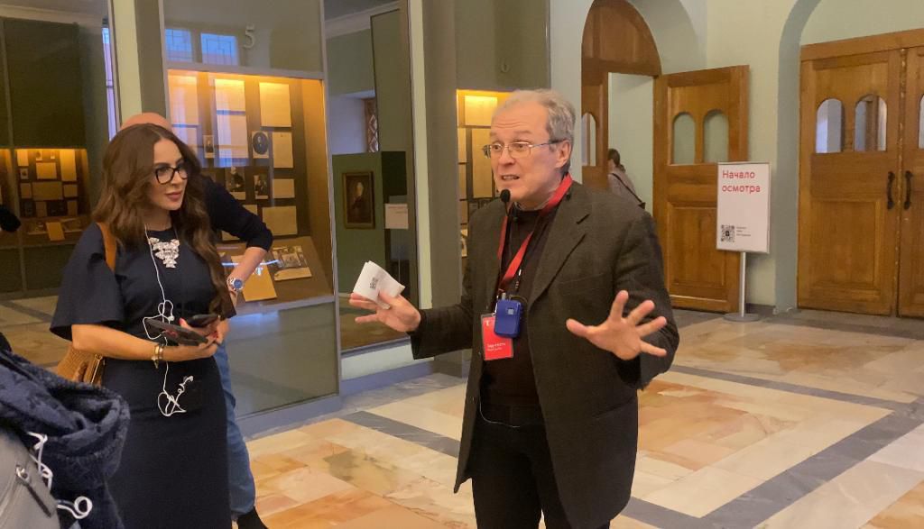 Our guide, a wise-looking old man, telling us the history oh the Gallery