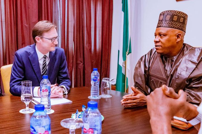 Nigeriás Vice President, Kashim Shettima and the British High Commissioner to Nigeria, Richard Montgomery. [Presidency]