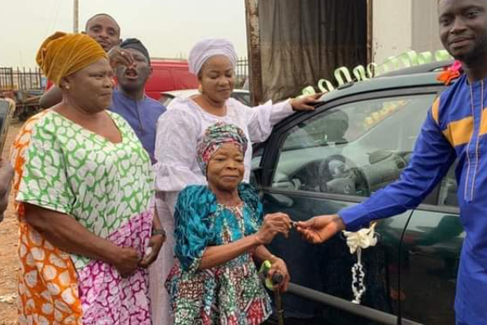 A fan gifted Iya gbokan a car [Twitter]