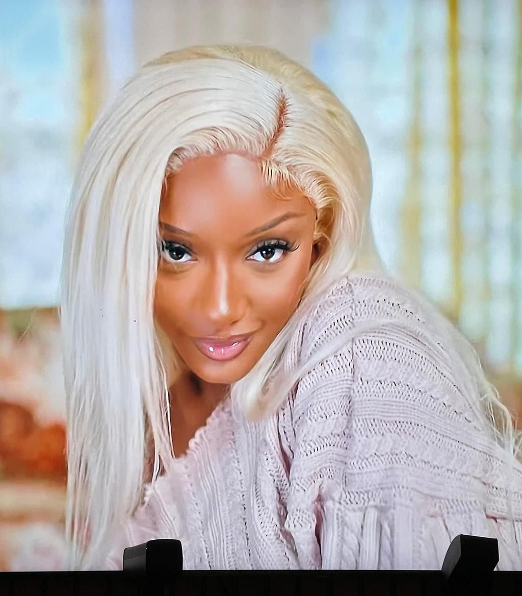 A big shout-out to Ayra Starr's makeup artist Meriki for making her serve lip gloss goals [Instagram/Merikibyonome]