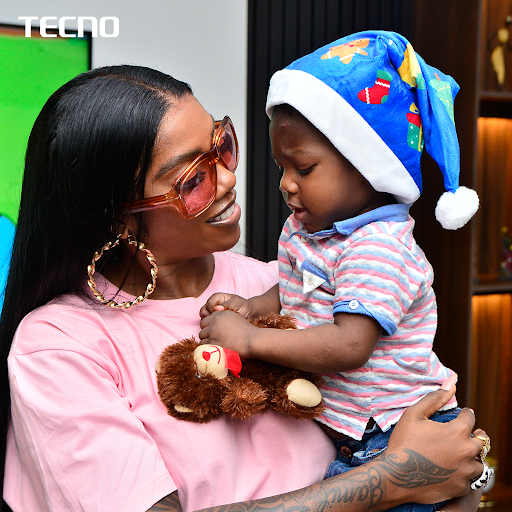 Surprise as Tiwa Savage delivers gifts worth N1,000,000 to lucky TECNO winner