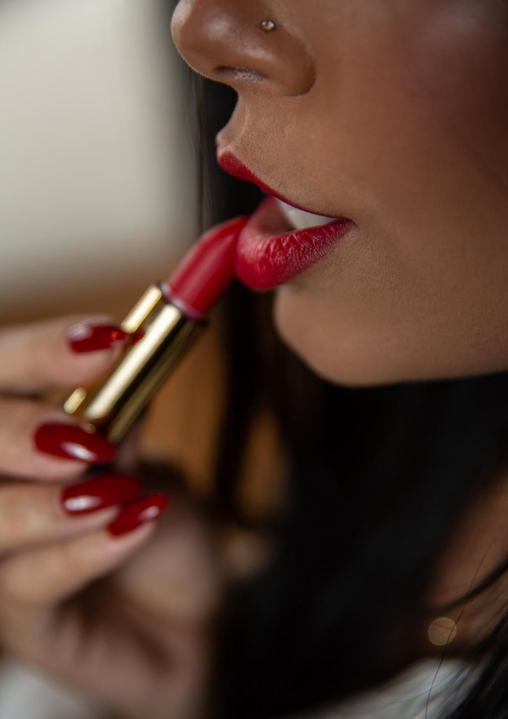 How to wear red lipstick like a pro/Pexels