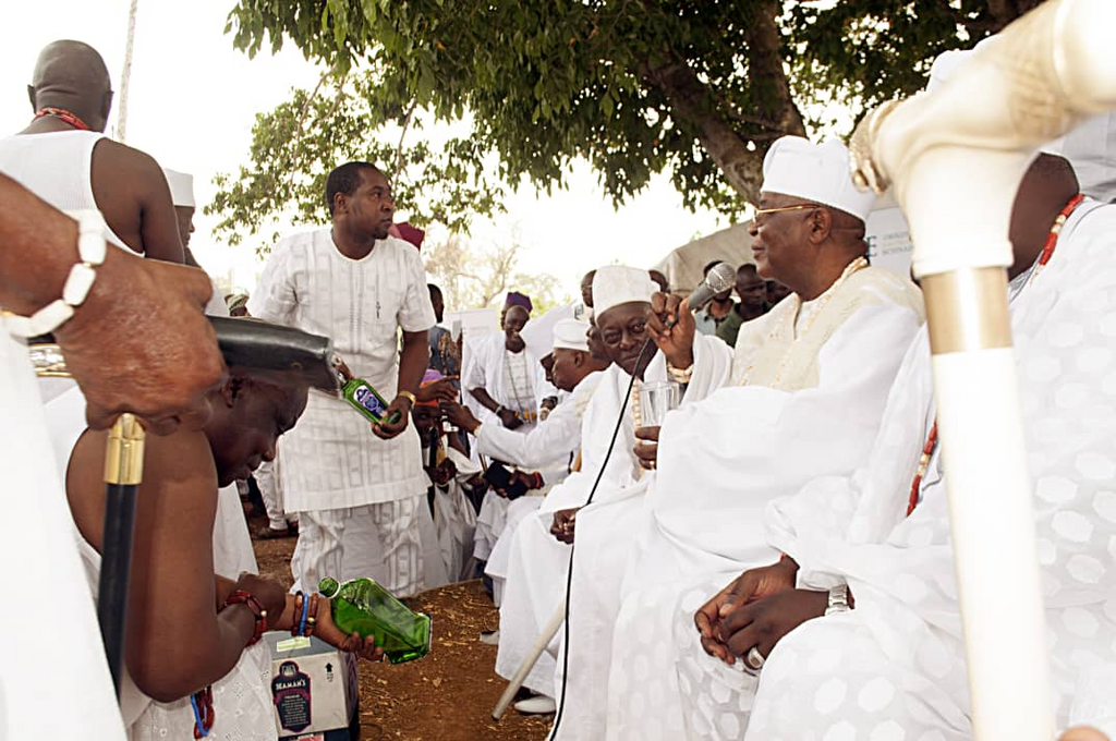 High Chief Bantu of Egbaland, Kehinde Shofenwa praying with Seaman’s alongside Prayed The Alake of Egbaland, Oba Gbadebo Aremu Okunkenu IV (holding Microphone)
