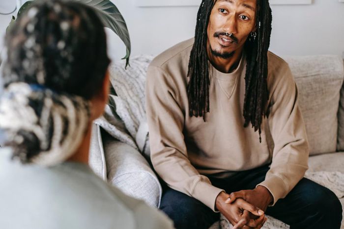 8 tips on how to talk to anyone and hold conversation comfortably/Pexels