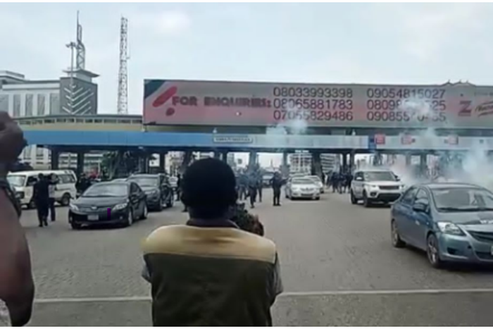 Police teargas youths holding #EndSARS memorial in Lekki. (TheCable)