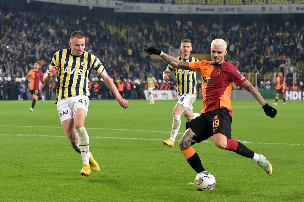 ISTANBUL - Mauro Icardi of Galatasaray AS scores (lr) Attila Szalai of Fenerbahce SK, Mauro Icardi of Galatasaray AS during the Turkish Super Lig match between Fenerbahce AS and Galatasaray AS at Ulker stadium on January 8