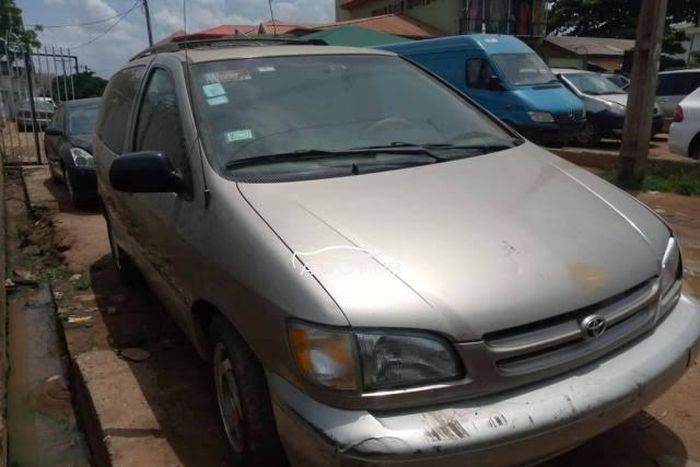 He used a dagger to threaten the girl to undress [Autohub]