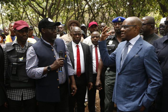 Director, Department of Development Control FCTA, TPL Mukhtar Galadima (2nd right) briefing the FCT Minister, Barrister Nyesom Wike (right) during the Minister’s unscheduled visit to a scavengers colony in Mabushi Abuja on Tuesday. (Credit: NAN)