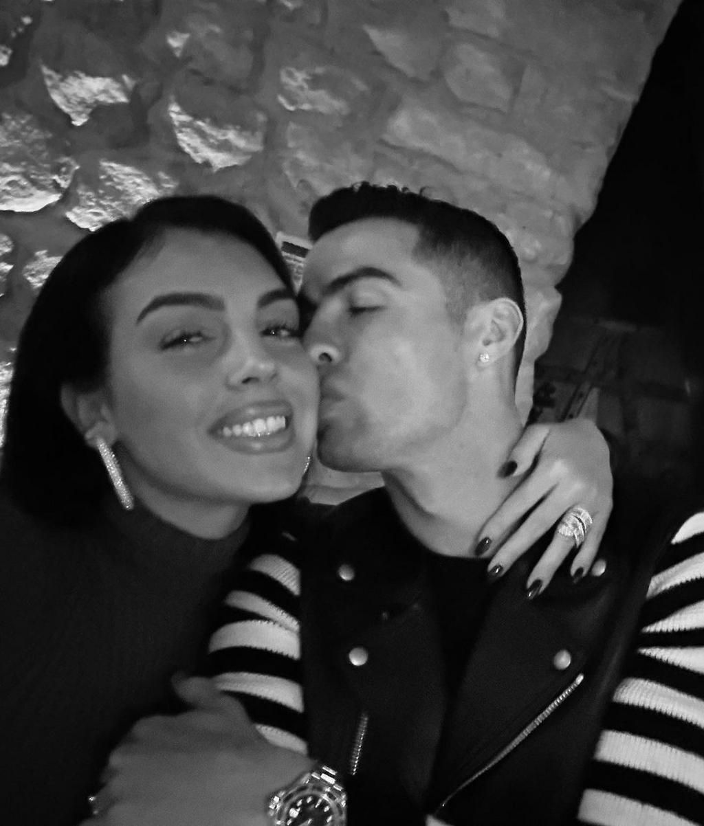 Cristiano Ronaldo kisses Georgina Rodriguez on romantic dinner night/Instagram vis Georgina Rodriguez