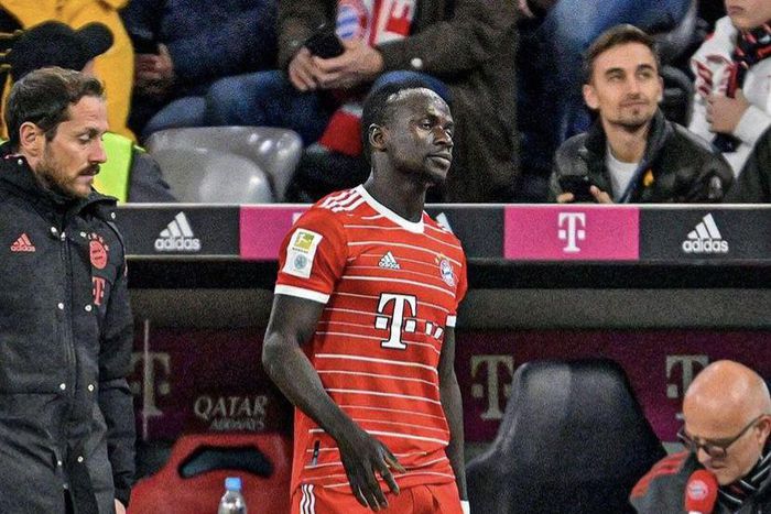 A dejected Mane leaves the pitch.