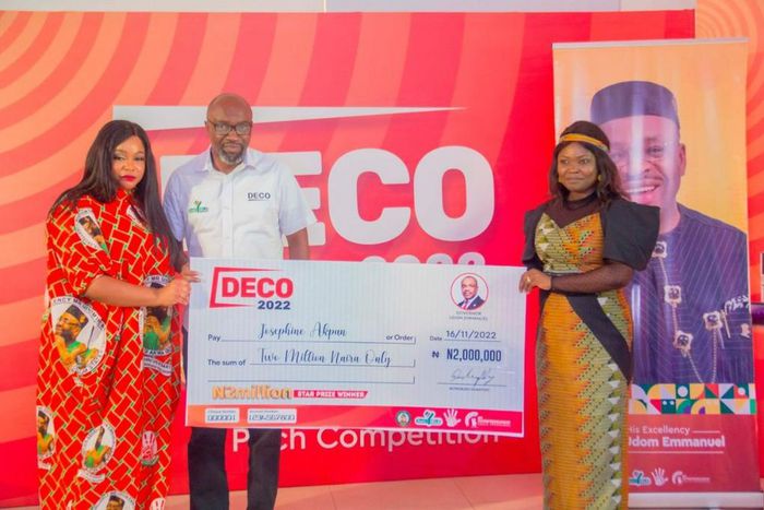 Presentation of the 2 million naira cheque to the winner of the DECO 2022 start-up prize, Ms Josephine Akpan.