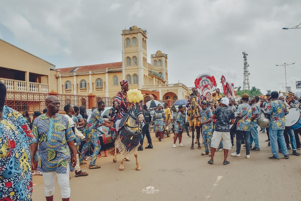The procession to the king's forecourt [Instagram/ @obank'swillis/ @kingbelaire]