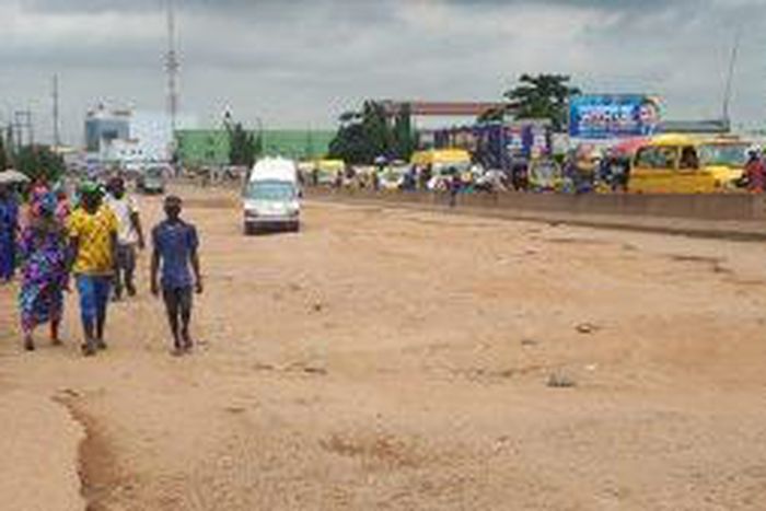 Kola Bus stop section of the Lagos-Ota-Abeokuta Expressway. [NAN]