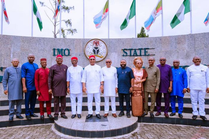 Gov Hope Uzodinma meets with members of Alvan Ikoku Federal University of Education (AIFUE) Lands Recovery’s committee. [Imo Govt]