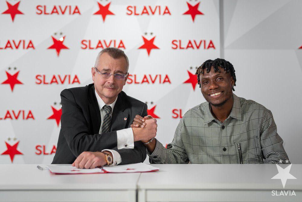 Igoh Ogbu at his contract signing for Slavie Prague