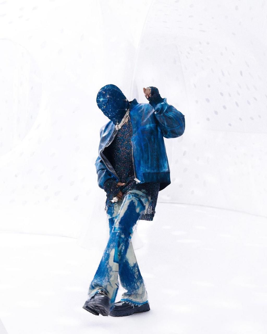 Davido in Sipla [styledbyyln/instagram]