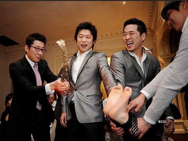 Korean wedding tradition where the groom's feet is tied and flogged
