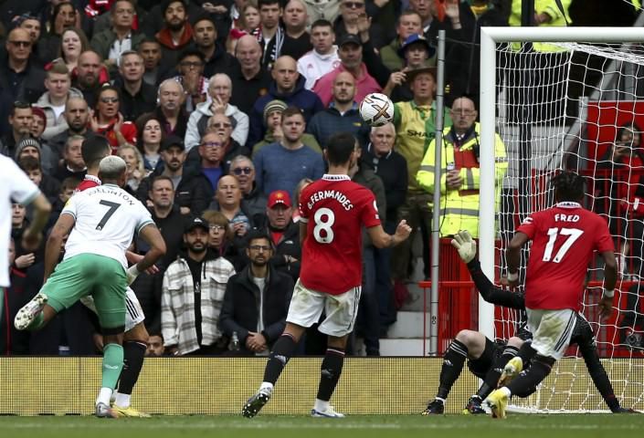 Joelinton's headed effort came off the crossbar for Newcastle against Man United