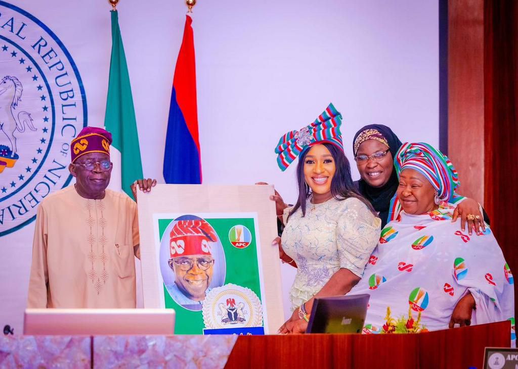President Bola Tinubu receives in audience the APC Women Leaders in the 36 States and FCT, led by the APC National Woman Leader, Dr. Betta Edu. [Presidency]