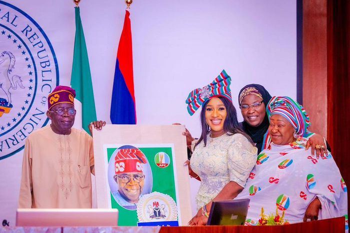 President Bola Tinubu receives in audience the APC Women Leaders in the 36 States and FCT, led by the APC National Woman Leader, Dr. Betta Edu. [Presidency]